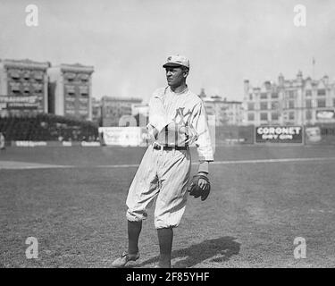 Willie Keeler, New York Highlanders, at bat and Lou Criger, Boston Red Sox,  catcher. Silk O'Loughlin umpire. Hilltop Park, New York 1908 Stock Photo -  Alamy