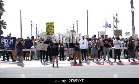 Huntington Beach, CA, USA. 11th Apr, 2021. A crowd protests against a 'White Lives Matter' rally that was slated to take place in Huntington Beach pier on Sunday. Credit: Young G. Kim/Alamy Live News Stock Photo