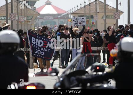 Huntington Beach, CA, USA. 11th Apr, 2021. Police officers watch as a crowd protests against a 'White Lives Matter' rally that was slated to take place in Huntington Beach pier on Sunday. Credit: Young G. Kim/Alamy Live News Stock Photo