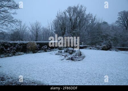 Henley-on-Thames, UK. 12th Apr, 2021. UK Weather. Snowfall painted the Oxfordshire countryside white this morning. Credit: Uwe Deffner/Alamy Live News Stock Photo