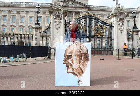 Artist Kaya Mar holds a portrait he has painted of the Duke of Edinburgh outside Buckingham Palace, London, following the announcement on Friday April 9, of the death of the Dukeat the age of 99. Picture date: Monday April 12, 2021. Stock Photo
