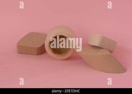 Powder makeup, sponges for applying face powder on pink background Stock Photo