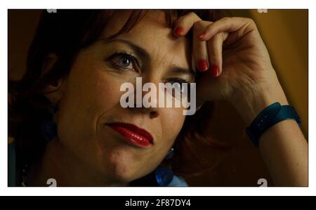 Australian Writer Kathy Lette .....photographed in London.pic David Sandison 18/10/2001 Stock Photo