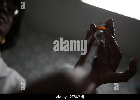 salvador, bahia / brazil - january 14, 2019: nurse's hand holds syringe as H1N1 grip vaccine at a medical clinic in Salvador. *** Local Caption ***  . Stock Photo