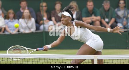 WIMBLEDON  200710th DAY 5/7/07. QUARTER-FINAL V.WILLIAMS DURING HER MATCH WITH S.KUZNETSOVA. PICTURE DAVID ASHDOWN Stock Photo