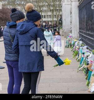 People paying their respects to His Royal Highness Prince Philip The Duke of Edinburgh outside of Buckingham Palace at the announcement of his death. Stock Photo