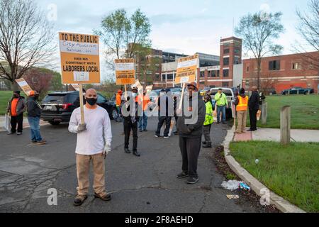 Detroit, Michigan - Members of the Laborers Union picket the old General Motors Cadillac stamping plant, which has been closed since 1987. The union p Stock Photo
