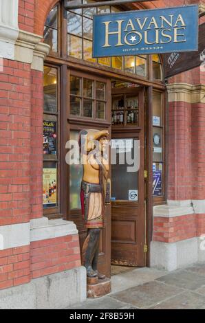 Havana House Cigar Merchants, Windsor, Berkshire, UK; with a carved wooden indian at the doorway. Stock Photo