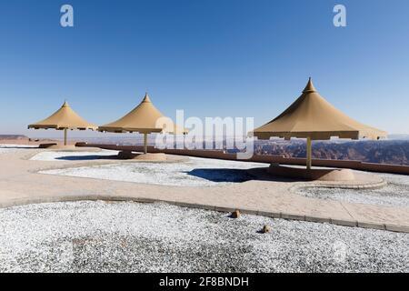 Park with a parasol near Al Ula. From the lookout point you have a beautiful view down into the valley, Saudi Arabia Stock Photo