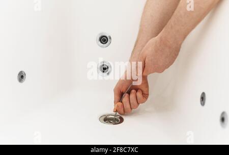 https://l450v.alamy.com/450v/2f8c7xc/plumber-using-drain-snake-to-unclog-bathtub-2f8c7xc.jpg