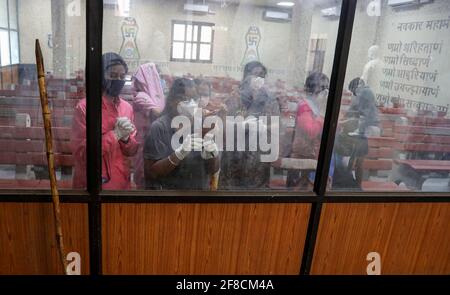 New Delhi, India. 13th Apr, 2021. Relatives of COVID victims pay their last respect before cremation in a CNG furnace at Nigambodh Ghat crematorium in New Delhi. India recorded 161,736 new Covid-19 cases and 879 deaths in the last 24 hours. (Photo by Naveen Sharma/SOPA Images/Sipa USA) Credit: Sipa USA/Alamy Live News Stock Photo