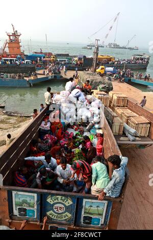 Dhaka, Dhaka, Bangladesh. 13th Apr, 2021. April, 13, 2021 People begin leaving Dhaka ahead of a new lockdown set to be enforced with stricter rules. A rush of homebound passengers is seen at the Shimulia ferry terminal Credit: Harun-Or-Rashid/ZUMA Wire/Alamy Live News Stock Photo