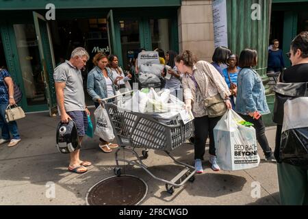 New York, USA. 25th Aug, 2019. Hundreds of NYU students, some with their families, descend on Bed Bath and Beyond in the Ladies Mile shopping district in New York on Sunday, August 25, 2019 to shop to furnish their dorm rooms at the university. Besides getting a discount the students where shepherded back and forth from their dorms via buses rented for the occasion by Bed Bath and Beyond and were assisted with their purchases by Bed Bath and Beyond employees. (Photo byÊRichard B. Levine) Credit: Sipa USA/Alamy Live News Stock Photo