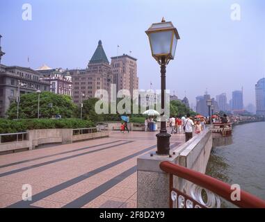 Riverfront promenade, The Bund, Shanghai, People's Republic of China Stock Photo