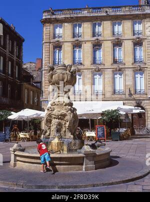 Street cafés and fountain, Place du Parlement, Bordeaux, Gironde, Aquitaine, France Stock Photo