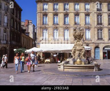 Street cafés and fountain, Place du Parlement, Bordeaux, Gironde, Aquitaine, France Stock Photo