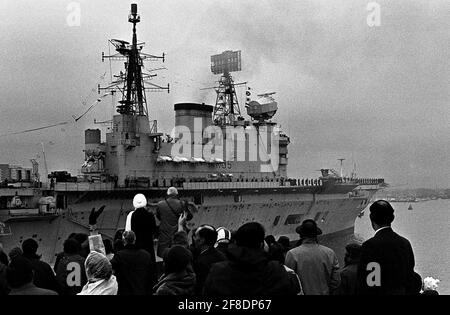 AJAXNETPHOTO. 26TH JANUARY, 1972. PORTSMOUTH, ENGLAND. - LAST ENTRY -  THE AIRCRAFT CARRIER HMS EAGLE ENTERS THE NAVAL BASE FOR THE LAST TIME BEFORE DECOMISSIONING, WELCOMED BY WAVING CROWD ON OLD PORTSMOUTH'S ROUND TOWER. EAGLE WAS AN AUDACIOUS CLASS CARRIER. SISTER SHIP WAS HMS ARK ROYAL.  PHOTO:JONATHAN EASTLAND/AJAX.  REF:357203 14 13 Stock Photo