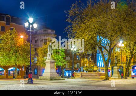 MANCHESTER, UNITED KINGDOM, APRIL 11, 2017: Night view of the Statue of John Bright on Albert square in front of the town hall in Manchester, England Stock Photo