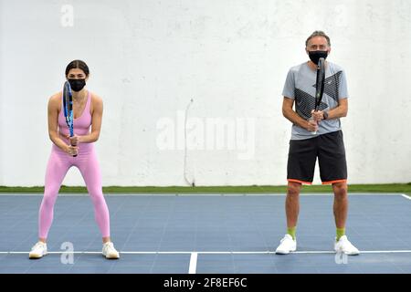 Marielle Halper (l) and Philip Hinder (r) participate in a tennis class