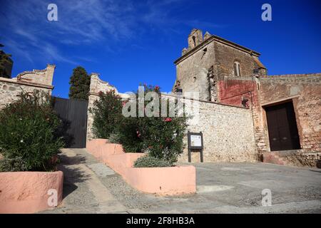 Alora, the church Prinitiva Parroquia de Santa Maria de la Encarnacion and the  gate to the castle Castillo Arabe, Spain, Andalusia Stock Photo