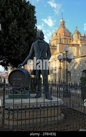 Spain, Andalusia, Jerez de la frontera in Cadiz province, Statue des Manuel Maria Gonzalez Angel, sherry cask Tio Pepe infront of the cathedral Antigu Stock Photo