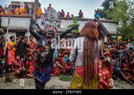 Bardhaman, India. 13th Apr, 2021. Cosplayers are seen performing the Hindu mythological story during Gajan festival. Gajan is a Hindu festival celebrated mostly in West Bengal as well as southern part of Bangladesh. The festival is associated to the devotion of Lord Shiva. People celebrate by performing rituals such as face painting and cosplaying. Devotees dress up as Hindu mythological characters and perform various mythological stories door to door. (Photo by Tamal Shee/SOPA Images/Sipa USA) Credit: Sipa USA/Alamy Live News Stock Photo