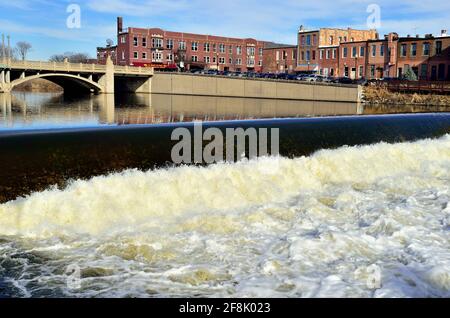 Aurora, Illinois, USA. The dam on the Fox River at the New York Avenue Memorial Bridge in downtown, Aurora. Stock Photo