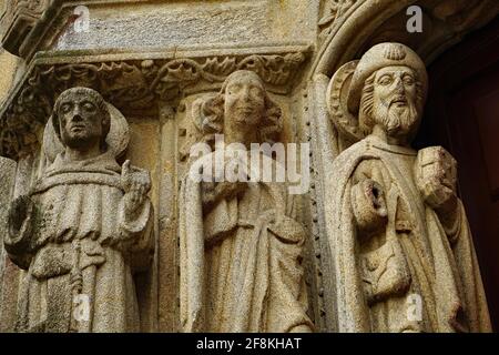 santiago de compostela: relief on the main entrance of the Residencia Universitaria la Estela, av. de Raxoi with apostles, Oktober  2020, Stock Photo