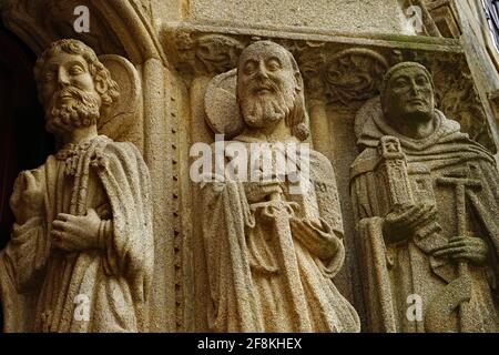 santiago de compostela: relief on the main entrance of the Residencia Universitaria la Estela, av. de Raxoi with apostles, Oktober  2020, Stock Photo