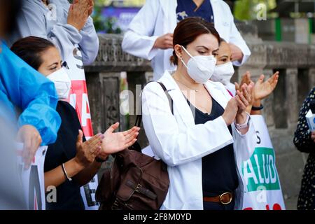 Mexico, Mexico. 13th Apr, 2021. Health workers applaud for their deceased colleagues during a protest for the lack of vaccination against Covid-19 in the private medical sector in Mexico City.While the federal government ensures that 90% of health personnel have already been vaccinated with at least the first dose, several associations of private doctors claim that they have been relegated even being on the front line of combat. (Photo by Guillermo Diaz/SOPA Images/Sipa USA) Credit: Sipa USA/Alamy Live News Stock Photo