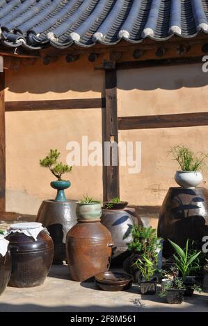 kimchi jars and other traditionally crafted ceramics in hahoe folk village, andong, south korea Stock Photo