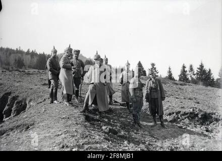 Archduke Karl Franz Josef At the Predeal pass with Erich von Falkenhayn. At the enemy positions. Stock Photo
