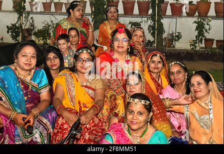 File:The Indian woman performing Rajasthani folk dance.jpg - Wikimedia  Commons