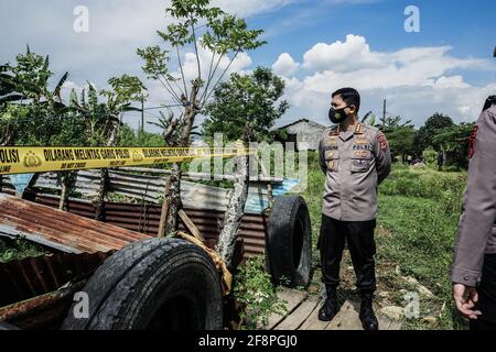 Makassar, South Sulawesi, Indonesia. 15th Apr, 2021. The location of the shooting of the suspected terrorist in Sudiang Raya Village, Biringkanaya District, Makassar City, Indonesia, was fitted with a police line. The suspected terrorist with the initials MT was shot by the Densus 88 team and members of the South Sulawesi Regional Police for trying to fight back when he was about to be arrested. This suspected terrorist is believed to be a member of the Jamaah Ansharud Daulah (JAD) network. Credit: Herwin Bahar/ZUMA Wire/Alamy Live News Stock Photo