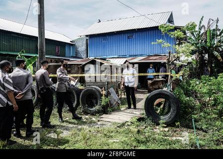 Makassar, South Sulawesi, Indonesia. 15th Apr, 2021. The location of the shooting of the suspected terrorist in Sudiang Raya Village, Biringkanaya District, Makassar City, Indonesia, was fitted with a police line. The suspected terrorist with the initials MT was shot by the Densus 88 team and members of the South Sulawesi Regional Police for trying to fight back when he was about to be arrested. This suspected terrorist is believed to be a member of the Jamaah Ansharud Daulah (JAD) network. Credit: Herwin Bahar/ZUMA Wire/Alamy Live News Stock Photo