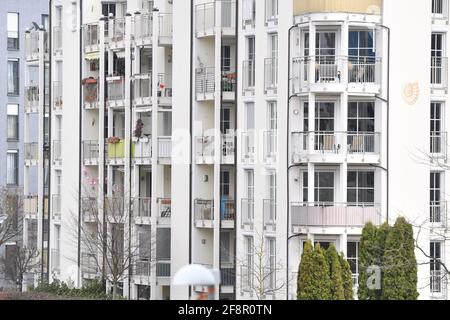 Munich, Deutschland. 15th Apr, 2021. Topic picture, symbol photo: Federal Constitutional Court overturns Berlin rent caps! City of Muenchen Arnulfpark, modern city apartments, city apartments, real estate, metropolis, real estate prices, real estate, Stadtwithte, center, facades, facade, buildings, houses, location, city location, city center, city center, city view. | usage worldwide Credit: dpa/Alamy Live News Stock Photo