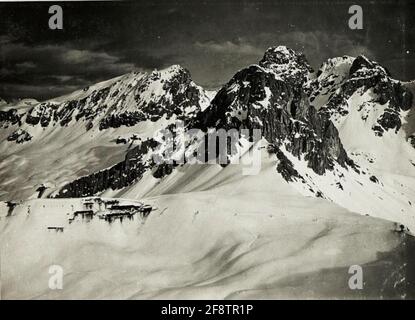 Start Varos: Cadin walls, Cadinspitzen, Col Ombert with artillery delivery. Contribution. . Stock Photo