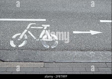 Schleswig, Deutschland. 10th Apr, 2021. Schleswig, the pictogram of a bicycle and an arrow in the direction of travel on a cycle path in the Schleswiger Konigstrasse. | usage worldwide Credit: dpa/Alamy Live News Stock Photo