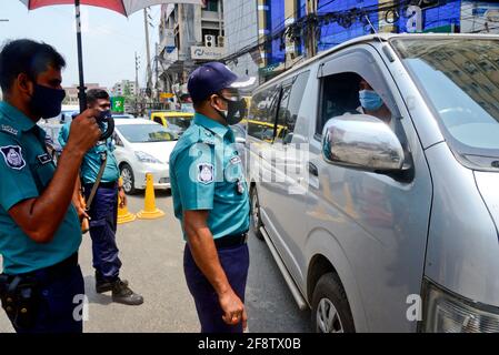 Dhaka, Bangladesh, April 15, 2021 Policemen stop commuters at a checkpoint as Bangladesh's authorities enforced a strict lockdown to combat the spread of the Covid-19 coronavirus, in Dhaka, Bangladesh, on April 15, 2021 Stock Photo