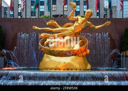 The statue of the Titan God, Prometheus sits above the sunken plaza at the Rockefeller Center located in Midtown Manhattan, NYC The rink at the Rockef Stock Photo