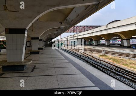 Dhaka, Dhaka, Bangladesh. 15th Apr, 2021. Kamalapur railway station is seen deserted as Bangladesh's authorities enforced a strict lockdown to combat the spread of the Covid-19 coronavirus, in Dhaka, Bangladesh on April 15, 2021. Credit: Zabed Hasnain Chowdhury/ZUMA Wire/Alamy Live News Stock Photo