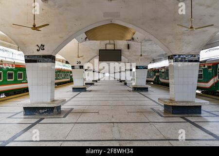 Dhaka, Dhaka, Bangladesh. 15th Apr, 2021. Kamalapur railway station is seen deserted as Bangladesh's authorities enforced a strict lockdown to combat the spread of the Covid-19 coronavirus, in Dhaka, Bangladesh on April 15, 2021. Credit: Zabed Hasnain Chowdhury/ZUMA Wire/Alamy Live News Stock Photo