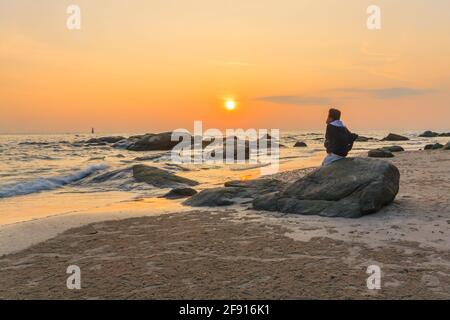 Sunrise over the rocks, Hua Hin beach, Prachuap Khiri Khan, Thailand Stock Photo