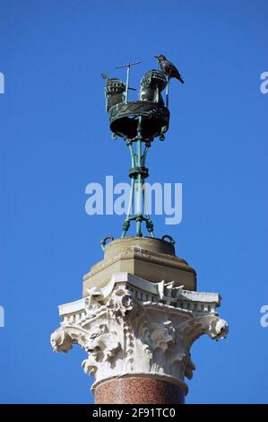 A starling rests on the top of the historic memorial to those killed serving on HMS Chesapeake. Southsea, Portsmouth, Hampshire. Stock Photo