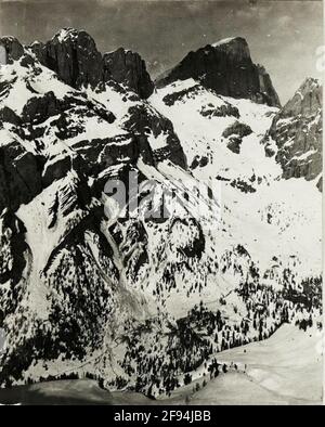 Position Varos: Panorama of Punta .penia to Grand Neernell. (1st partial image = WK1 ALB015 04030A.). Stock Photo