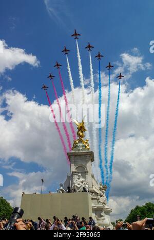 RAF Red Arrows jet planes passing over the Victoria Memorial at Trooping the Colour 2009, and Queen's birthday flypast. Media photographers podium Stock Photo