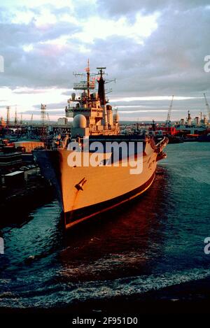 AJAXNETPHOTO. 1990S. PORTSMOUTH,ENGLAND - THE AIRCRAFT CARRIER HMS INVINCIBLE MOORED AT PORTSMOUTH NAVAL BASE SEEN AT SUNSET. PHOTO:JONATHAN EASTLAND/AJAX REF:0055 41 Stock Photo