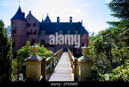 Castle Het Oude Loo in Apeldoorn, on April 16, 2021, it is a hunting lodge from the 15th century that is located on the Kroondomein Het Loo, in Apeldoorn, not far from Paleis Het Loo, it is rented by King Willem-Alexander as a country retreat from the state. This means that the use of Het Oude Loo castle by the House of Oranje-Nassau will be continuedPhoto: Albert Nieboer/Netherlands OUT/Point De Vue OUT | Stock Photo