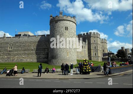 Windsor, UK, 16 April 2020 Windsor castle busy with tourists as well as preparations for Prince Phillip, the Duke of Edinburgh funeral. Credit: JOHNNY ARMSTEAD/Alamy Live News Stock Photo