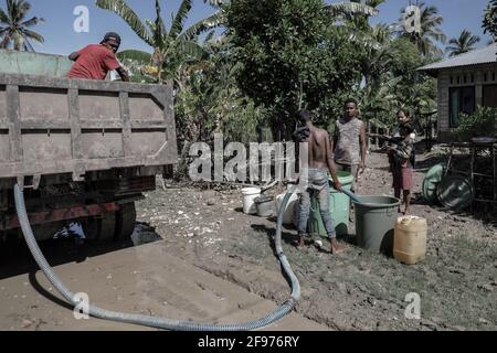 Malaka, Indonesia. 16th Apr, 2021. Victims getting clean water during the aftermath of flash floods and landslides that hit several areas in East Nusa Tenggara. According to data from the National Disaster Management Agency (BNPB), the number of fatalities due to flash floods triggered by Seroja Tropical Cyclone that occurred on April 4, 2021 reached 181 people. (Photo by Risa Krisadhi/SOPA Images/Sipa USA) Credit: Sipa USA/Alamy Live News Stock Photo